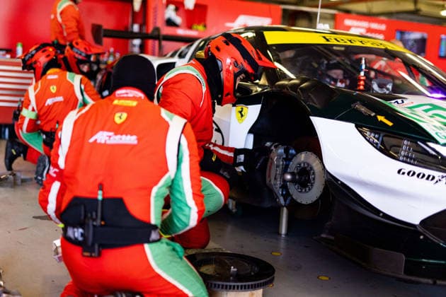 AUTO - ELMS - 4 HOURS OF PORTIMAO 2026 55 CAMERON Duncan (gbr), PEREL David (rsa), GRIFFIN Matthew (irl), Spirit of Race, Ferrari 296 LMGT3 Evo, LMGT3, mecaniciens, mechanics pitlane, during the 4 Hours of Portimao 2026, 6th round of the 2026 European Le Mans Series on the Autodromo Internacional do Algarve from October 8 to 10, 2026 in Portimao, Portugal -  Copyright: xJoaoxFilipex