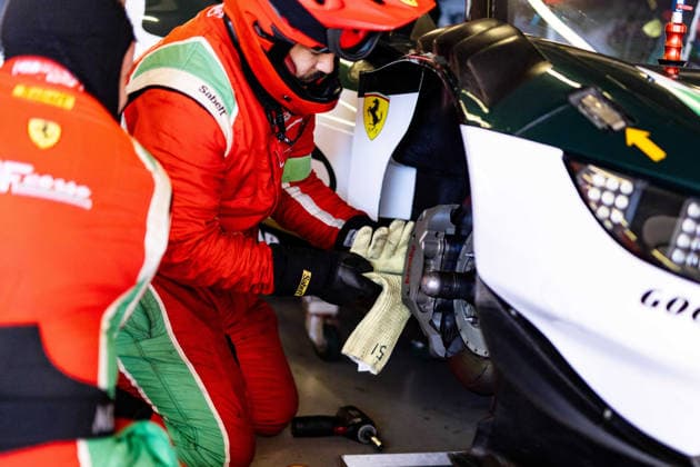 AUTO - ELMS - 4 HOURS OF PORTIMAO 2026 55 CAMERON Duncan (gbr), PEREL David (rsa), GRIFFIN Matthew (irl), Spirit of Race, Ferrari 296 LMGT3 Evo, LMGT3, mecaniciens, mechanics pitlane, during the 4 Hours of Portimao 2026, 6th round of the 2026 European Le Mans Series on the Autodromo Internacional do Algarve from October 8 to 10, 2026 in Portimao, Portugal -  Copyright: xJoaoxFilipex
