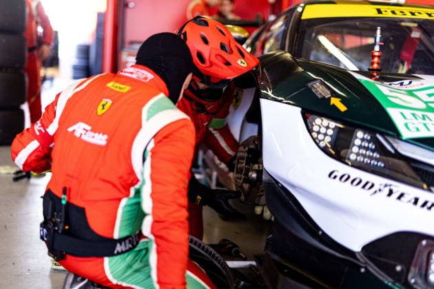 AUTO - ELMS - 4 HOURS OF PORTIMAO 2026 55 CAMERON Duncan (gbr), PEREL David (rsa), GRIFFIN Matthew (irl), Spirit of Race, Ferrari 296 LMGT3 Evo, LMGT3, mecaniciens, mechanics pitlane, during the 4 Hours of Portimao 2026, 6th round of the 2026 European Le Mans Series on the Autodromo Internacional do Algarve from October 8 to 10, 2026 in Portimao, Portugal -  Copyright: xJoaoxFilipex