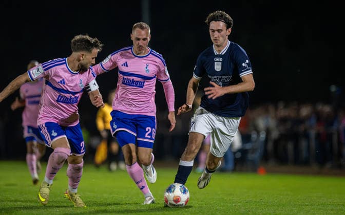 Fussball, Saison 2026 2027, Niederrheinpokal, 07.10.2026, 03. Runde, Herren, BW Dindgen (blau) vs. MSV Duisburg (rosa) v.l.: Can Coskun (MSV Duisburg), Florian Krueger (MSV Duisburg), Max Mahn (BW Dingden), Hamminkeln Sportplatz BW Dingden NRW Deutschland