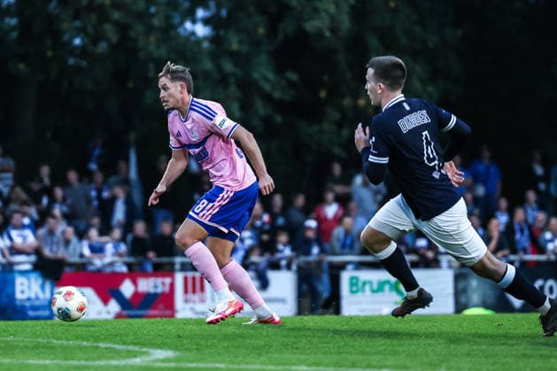 Fussball, FVN Niederreinpokal Saison 2026 2027 Achtelfinale SV Blau-Weiß Dingden - MSV Duisburg 07.10.2026, Sportplatz Dingden Aljaz Casar (MSV Duisburg, 8) Hannes Göring (Dingden, 4) Hamminkeln-Dingden Sportplatz Dingden Nordrhein-Westfalen Deutschland