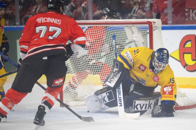 CHL; Kölner Haie - Herning Blue Fox ; Köln, 07.10.2026 Ryan Macinnis (Kölner Haie, Sturm, 77); Janis Fecers (Herning Blue Fox, Torwart, 35); CHL; Kölner Haie - Herning Blue Fox am 07.10.2026 in der LanxessArena in Köln (Deutschland). Copyright: xBEAUTIFULxSPORTS AndreasxDickx