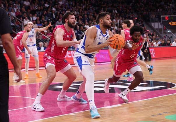 Goncalo Delgado (Porto) am Ball zwischen Leon Kratzer (Bonn) und John-Michael Wright (Bonn), BCL, Telekom Baskets Bonn vs FC Porto, Bonn, 07.10.2026.
