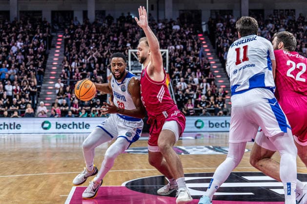 Xeyrius Williams (FC Porto, 20) vs Melvin Jostmann (Telekom Baskets Bonn, 12) Telekom Baskets Bonn vs. FC Porto, Basketball, Basketball Champions League, 01. Spieltag, 2026 2027, 07.10.2026 Telekom Baskets Bonn vs. FC Porto, Basketball, Basketball Champions League, 01. Spieltag, 2026 2027, 07.10.2026 Bonn Copyright: xEibner-Pressefoto GerhardxWingenderx EP_GWR