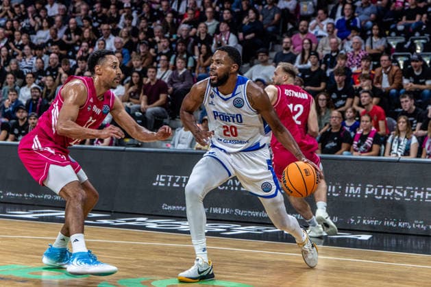 Xeyrius Williams (FC Porto, 20) vs Joel Aminu (Telekom Baskets Bonn, 21) Telekom Baskets Bonn vs. FC Porto, Basketball, Basketball Champions League, 01. Spieltag, 2026 2027, 07.10.2026 Telekom Baskets Bonn vs. FC Porto, Basketball, Basketball Champions League, 01. Spieltag, 2026 2027, 07.10.2026 Bonn Copyright: xEibner-Pressefoto GerhardxWingenderx EP_GWR