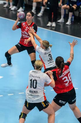 Luca Csikos (Thueringer HC, 05), Maxi Muehlner (HSG Blomberg-Lippe, 10), Marcela Arounian (Thueringer HC, 36) GER, Thueringer HC gegen HSG Blomberg-Lippe, Handball, Alsco Handball Bundesliga Frauen, Saison 2026 2027, 5. Spieltag, Sonntag, 19.30 Uhr, 07.10.2026 GER, Thueringer HC gegen HSG Blomberg-Lippe, Handball, Alsco Handball Bundesliga Frauen, Saison 2026 2027, 5. Spieltag, Sonntag, 19.30 Uhr, 07.10.2026 Bad Langensalza Copyright: xMartinxHerbstx