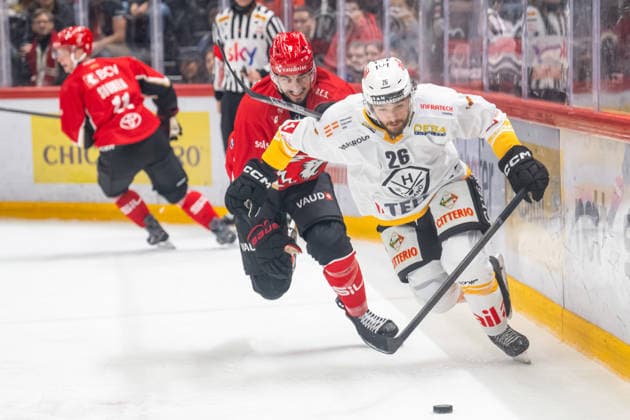 NL: Lausanne HC - HC Lugano 07.10.2026, Lausanne, Vaudoise Arena, NL: Lausanne HC - HC Lugano. Damien Riat (9, Lausanne HC) and David Aebischer (26, HC Lugano) during the 2026-2027 Swiss National League Ice hockey, Eishockey game between Lausanne HC and HC Lugano the Wednesday 07.10.2026 at the Vaudoise Arena in Lausanne, Switzerland. Lausanne Vaudoise Arena Vaud Switzerland Copyright: xMediafabxPhotographyxFabricexDexGasperisx MEDIAFAB-HOCKEY-LAUSANNE HC-HC LUGANO-LAUSANNE-07.10.2026-0103