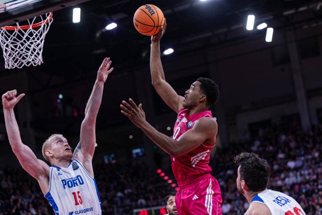 Basketball Champions League, Telekom Baskets Bonn vs. FC Porto, 7.10.2026 Marcus Foster(Telekom Baskets Bonn 0) wirft über Tanner Omlid (FC Porto Basketball) -- Basketball Champions League, Telekom Baskets Bonn vs. FC Porto, 7.10.2026, Telekom Dome, Bonn Copyright: xBEAUTIFULxSPORTS Derixx