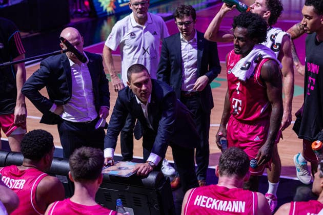 Basketball Champions League, Telekom Baskets Bonn vs. FC Porto, 7.10.2026 Marko Stankovic (Telekom Baskets Bonn - Headcoach) in der Auszeit -- Basketball Champions League, Telekom Baskets Bonn vs. FC Porto, 7.10.2026, Telekom Dome, Bonn Copyright: xBEAUTIFULxSPORTS Derixx