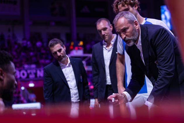 Basketball Champions League, Telekom Baskets Bonn vs. FC Porto, 7.10.2026 Fernando Sa (FC Porto Basketball - Head Coach) in der Auszeit -- Basketball Champions League, Telekom Baskets Bonn vs. FC Porto, 7.10.2026, Telekom Dome, Bonn Copyright: xBEAUTIFULxSPORTS Derixx