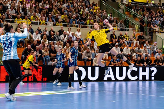 Dortmund, 07.10.2026, Handball, Damen, Alsco Handball Bundesliga Frauen, 5. Spieltag , BVB Borussia Dortmund - Buxtehuder SV Alieke van Maurik (BVB, 14) beim Torwurf Dortmund Sporthalle Wellinghofen NRW Germany