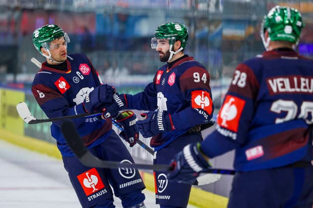 Ice hockey, Eishockey - CHL, EC RBS vs Berlin SALZBURG,AUSTRIA,07.OCT.26 - ICE HOCKEY - CHL, Champions Hockey League, group stage, EC Red Bull Salzburg vs Eisbaeren Berlin. Image shows the rejoicing of Kai Wissmann and scorer Liam Kirk (Berlin).  GEPAxpictures xDavidxGeieregger