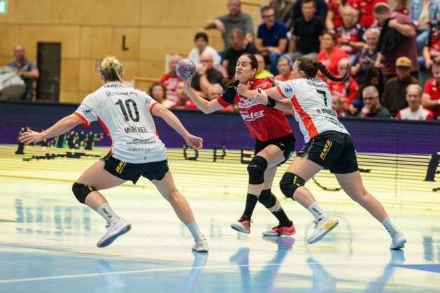 Kelly de Abreu Rosa (Thueringer HC, 77), Diana Doegg Magnusdottir (HSG Blomberg-Lippe, 07), Maxi Muehlner (HSG Blomberg-Lippe, 10) GER, Thueringer HC gegen HSG Blomberg-Lippe, Handball, Alsco Handball Bundesliga Frauen, Saison 2026 2027, 5. Spieltag, Sonntag, 19.30 Uhr, 07.10.2026 GER, Thueringer HC gegen HSG Blomberg-Lippe, Handball, Alsco Handball Bundesliga Frauen, Saison 2026 2027, 5. Spieltag, Sonntag, 19.30 Uhr, 07.10.2026 Bad Langensalza Copyright: xMartinxHerbstx