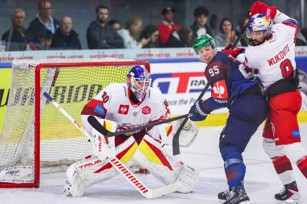 Ice hockey, Eishockey - CHL, EC RBS vs Berlin SALZBURG,AUSTRIA,07.OCT.26 - ICE HOCKEY - CHL, Champions Hockey League, group stage, EC Red Bull Salzburg vs Eisbaeren Berlin. Image shows David Kickert (EC RBS), Frederik Tiffels (Berlin) and Ali Wukovits (EC RBS).  GEPAxpictures xDavidxGeieregger