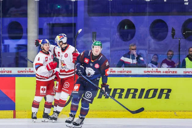 Ice hockey, Eishockey - CHL, EC RBS vs Berlin SALZBURG,AUSTRIA,07.OCT.26 - ICE HOCKEY - CHL, Champions Hockey League, group stage, EC Red Bull Salzburg vs Eisbaeren Berlin. Image shows the rejoicing of scorer Jayden Lee (EC RBS).  GEPAxpictures xDavidxGeieregger