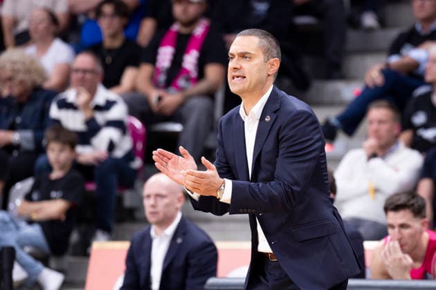 Head Coach Marko STANKOVIC (BONN, mi.) feuert sein Team an, klatschend, energisch, Einzelbild. Endstand 78:74, Basketball Champions League Telekom Baskets Bonn (GER)-FC Porto (POR) BONN vs FCP Hauptrunde, Gruppe H, im T E L E K O M D O M E, am 07.10.2026,