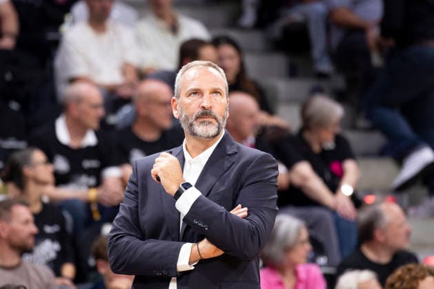 Head Coach Fernando SA (FCP, mi.) konzentriert, nachdenklich, Einzelbild. Endstand 78:74, Basketball Champions League Telekom Baskets Bonn (GER)-FC Porto (POR) BONN vs FCP Hauptrunde, Gruppe H, im T E L E K O M D O M E, am 07.10.2026,