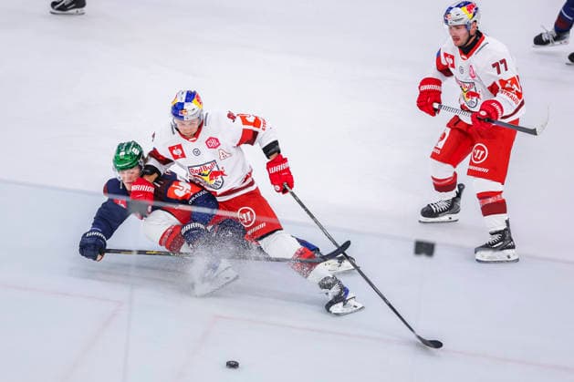 Ice hockey, Eishockey - CHL, EC RBS vs Berlin SALZBURG,AUSTRIA,07.OCT.26 - ICE HOCKEY - CHL, Champions Hockey League, group stage, EC Red Bull Salzburg vs Eisbaeren Berlin. Image shows Eric Hoerdler (Berlin) and Mario Huber and Adam Brooks (EC RBS).  GEPAxpictures xDavidxGeieregger