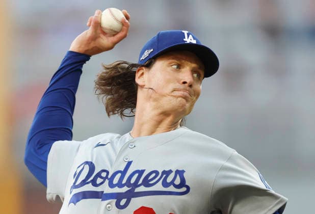 Los Angeles Dodgers pitcher Tyler Glasnow (31) throws against the Atlanta Braves in the first inning in an MLB, Baseball Herren, USA National League Division Series playoff game at Truist Park in Atlanta, Georgia, on Wednesday, October 7, 2026.  ATL20261007704 MIKExZARRILLI