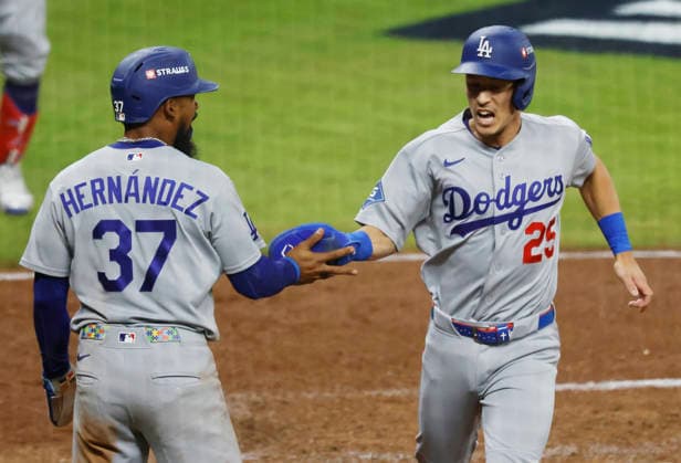 Los Angeles Dodgers Tommy Edman (25) is congratulated by Teoscar Hernandez (37) after scoring on a single by Andy Pages against the Atlanta Braves in the seventh inning in an MLB, Baseball Herren, USA National League Division Series playoff game at Truist Park in Atlanta, Georgia, on Wednesday, October 7, 2026.  ATL20261007717 MIKExZARRILLI