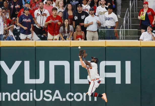 Atlanta Braves center fielder Michael Harris II (23) makes a catch against the Los Angeles Dodgers in the fifth inning in an MLB, Baseball Herren, USA National League Division Series playoff game at Truist Park in Atlanta, Georgia, on Wednesday, October 7, 2026.  ATL20261007720 MIKExZARRILLI