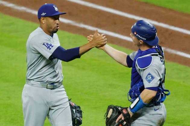Los Angeles Dodgers closing pitcher Edwin Diaz (3) celebrates with catcher Will Smith (16) after defeating the Atlanta Braves 4-1 in an MLB, Baseball Herren, USA National League Division Series playoff game at Truist Park in Atlanta, Georgia, on Wednesday, October 7, 2026. The Dodgers win the series 3 games to 1 and advance to the Championship round.  ATL20261007721 MIKExZARRILLI
