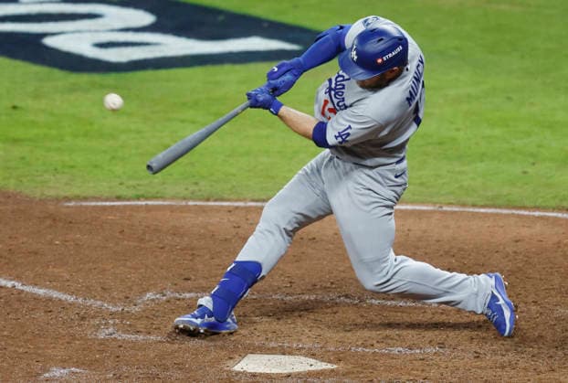 Los Angeles Dodgers Max Muncy (13) hits a solo home run in the ninth inning against the Atlanta Braves in an MLB, Baseball Herren, USA National League Division Series playoff game at Truist Park in Atlanta, Georgia, on Wednesday, October 7, 2026. The Dodgers defeated the Braves 4-1 to win the series 3 games to 1 and advance to the Championship round.  ATL20261007725 MIKExZARRILLI
