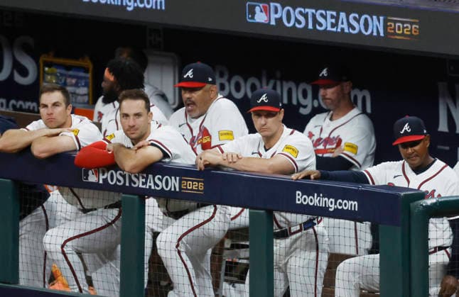 Atlanta Braves players watch from the dugout as they trail the Los Angeles Dodgers 4-1 in the ninth inning in an MLB, Baseball Herren, USA National League Division Series playoff game at Truist Park in Atlanta, Georgia, on Wednesday, October 7, 2026. The Dodgers win the series 3 games to 1 and advance to the Championship round.  ATL20261007728 MIKExZARRILLI