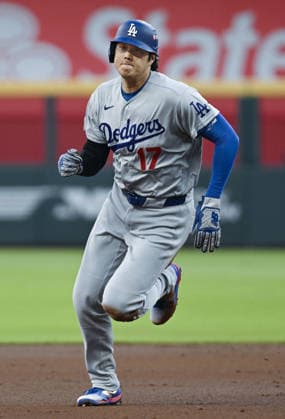 Baseball: Division Series between Dodgers and Braves Los Angeles Dodgers designated hitter Shohei Ohtani advances to third base following an error by the Atlanta Braves during the second inning of Game 4 of the National League Division Series at Truist Park in Atlanta on Oct. 7, 2026.  A14AA0005630405P