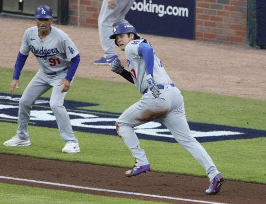 Baseball: Division Series between Dodgers and Braves Los Angeles Dodgers designated hitter Shohei Ohtani (R) heads home on an error by the Atlanta Braves as third base coach Dino Ebel (91) watches during the second inning of Game 4 of the National League Division Series at Truist Park in Atlanta on Oct. 7, 2026.  A14AA0005630406P