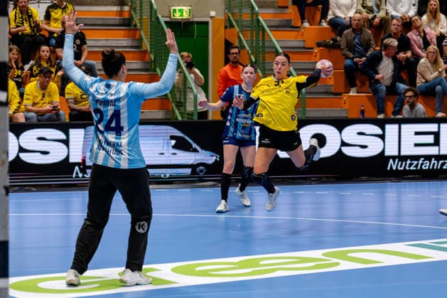 Dortmund, 07.10.2026, Handball, Damen, Alsco Handball Bundesliga Frauen, 5. Spieltag , BVB Borussia Dortmund - Buxtehuder SV Kelly Vollebregt (BVB, 31) beim Torwurf gegen Sophie Fasold (Buxtehuder SV, 24) Dortmund Sporthalle Wellinghofen NRW Germany