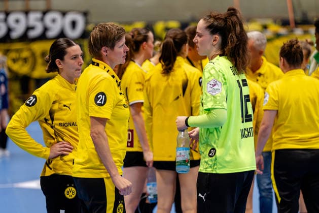Dortmund, 07.10.2026, Handball, Damen, Alsco Handball Bundesliga Frauen, 5. Spieltag , BVB Borussia Dortmund - Buxtehuder SV Torwarttrainer Clara Woltering (BVB, li.) in einer Auszeit im Gespräch mit Sarah Wachter (BVB, 12) Dortmund Sporthalle Wellinghofen NRW Germany