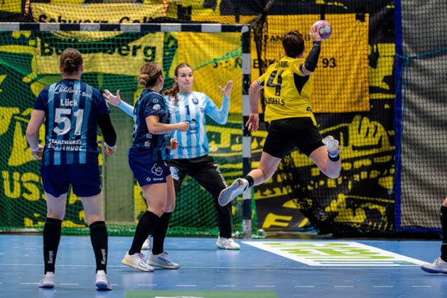 Dortmund, 07.10.2026, Handball, Damen, Alsco Handball Bundesliga Frauen, 5. Spieltag , BVB Borussia Dortmund - Buxtehuder SV Alina Grijseels (BVB, 4) beim Torwurf gegen Nikki van der Vorst (Buxtehuder SV, 1) Dortmund Sporthalle Wellinghofen NRW Germany