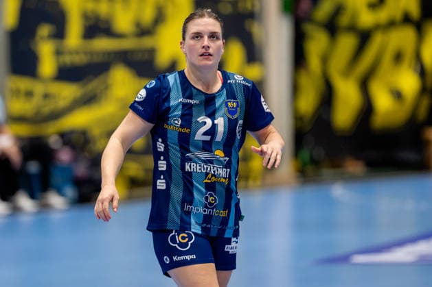 Dortmund, 07.10.2026, Handball, Damen, Alsco Handball Bundesliga Frauen, 5. Spieltag , BVB Borussia Dortmund - Buxtehuder SV Nele Franz (Buxtehuder SV, 21) während des Spiels beim Blick auf die Anzeigetafel Dortmund Sporthalle Wellinghofen NRW Germany
