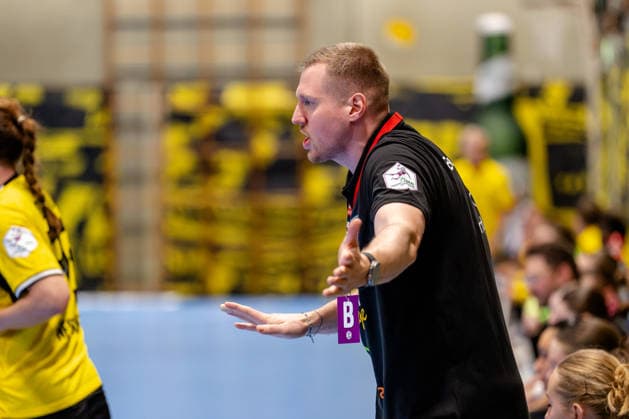 Dortmund, 07.10.2026, Handball, Damen, Alsco Handball Bundesliga Frauen, 5. Spieltag , BVB Borussia Dortmund - Buxtehuder SV Jonas Schlender (Trainer Buxtehuder SV) gibt Anweisungen am Spielfeldrand Dortmund Sporthalle Wellinghofen NRW Germany