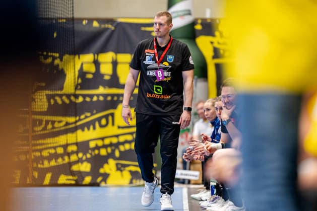 Dortmund, 07.10.2026, Handball, Damen, Alsco Handball Bundesliga Frauen, 5. Spieltag , BVB Borussia Dortmund - Buxtehuder SV Jonas Schlender (Trainer Buxtehuder SV) während des Spiels Dortmund Sporthalle Wellinghofen NRW Germany