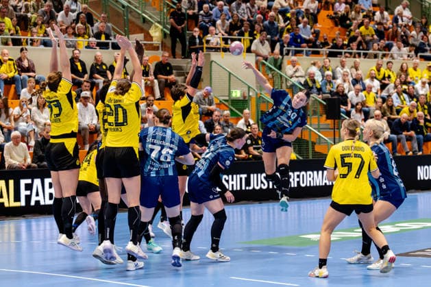 Dortmund, 07.10.2026, Handball, Damen, Alsco Handball Bundesliga Frauen, 5. Spieltag , BVB Borussia Dortmund - Buxtehuder SV Fleur Schouten (Buxtehuder SV, 30) beim Wurf aus dem Rückraum gegen den Abwehrblock der Dortmunderinnen Dortmund Sporthalle Wellinghofen NRW Germany
