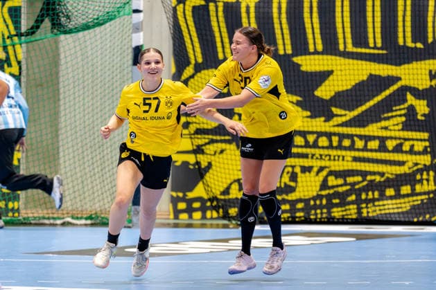 Dortmund, 07.10.2026, Handball, Damen, Alsco Handball Bundesliga Frauen, 5. Spieltag , BVB Borussia Dortmund - Buxtehuder SV Jubel bei Nora Lueg (BVB, 57) und Merel Freriks (BVB, 20) nach ihrem ersten Bundesligator Dortmund Sporthalle Wellinghofen NRW Germany