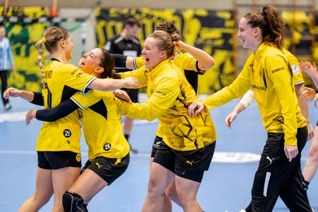 Dortmund, 07.10.2026, Handball, Damen, Alsco Handball Bundesliga Frauen, 5. Spieltag , BVB Borussia Dortmund - Buxtehuder SV Großer Freude bei v.l.n.r. Nora Lueg (BVB, 57), Kelly Vollebregt (BVB, 31), Lisa Antl (BVB, 9) und Sarah Wachter (BVB, 12) nachdem Spiel über den ersten Bundesligatreffer von Nora Lueg Dortmund Sporthalle Wellinghofen NRW Germany