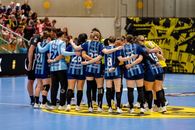 Dortmund, 07.10.2026, Handball, Damen, Alsco Handball Bundesliga Frauen, 5. Spieltag , BVB Borussia Dortmund - Buxtehuder SV Die Teams bei der Begrüßung mit den Schiedsrichtern Dortmund Sporthalle Wellinghofen NRW Germany