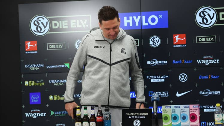 08.10.2026, xrekx, Fussball 1.Bundesliga , SV Elversberg - Pressekonferenz mit Vincent Wagner v.l. Vincent Wagner Trainer (SV 07 Elversberg) Elversberg
