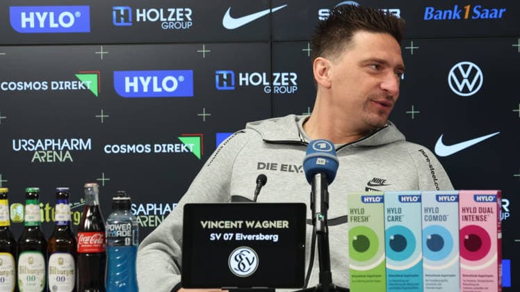 08.10.2026, xrekx, Fussball 1.Bundesliga , SV Elversberg - Pressekonferenz mit Vincent Wagner v.l. Vincent Wagner Trainer (SV 07 Elversberg) Elversberg