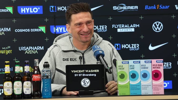 08.10.2026, xrekx, Fussball 1.Bundesliga , SV Elversberg - Pressekonferenz mit Vincent Wagner v.l. Vincent Wagner Trainer (SV 07 Elversberg) Elversberg