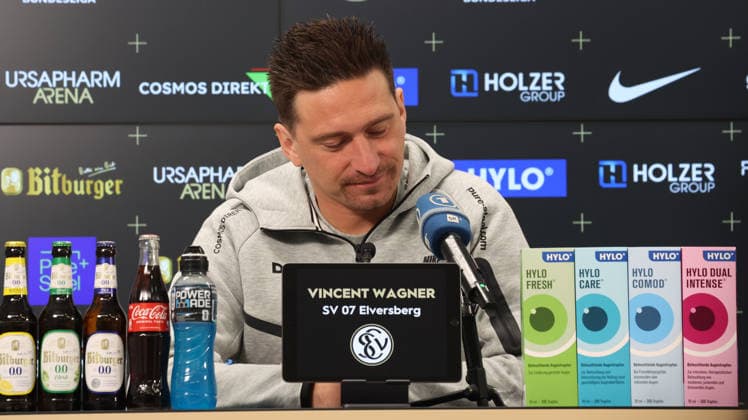 08.10.2026, xrekx, Fussball 1.Bundesliga , SV Elversberg - Pressekonferenz mit Vincent Wagner v.l. Vincent Wagner Trainer (SV 07 Elversberg) Elversberg