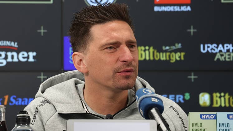 08.10.2026, xrekx, Fussball 1.Bundesliga , SV Elversberg - Pressekonferenz mit Vincent Wagner v.l. Vincent Wagner Trainer (SV 07 Elversberg) Elversberg