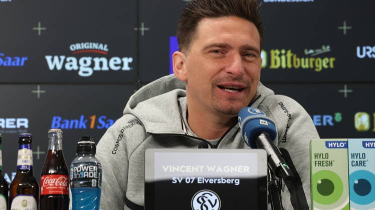 08.10.2026, xrekx, Fussball 1.Bundesliga , SV Elversberg - Pressekonferenz mit Vincent Wagner v.l. Vincent Wagner Trainer (SV 07 Elversberg) Elversberg