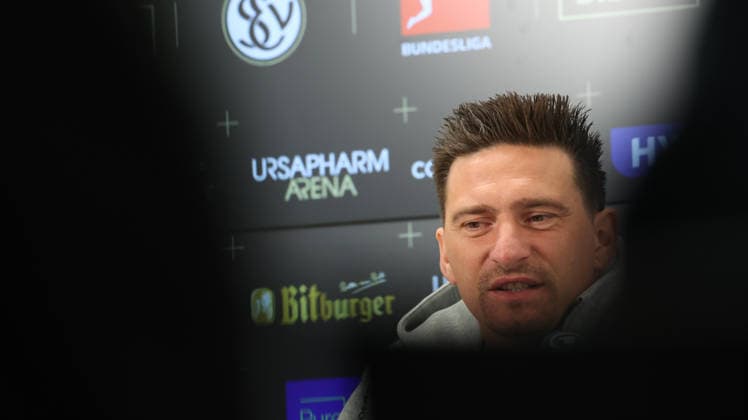 08.10.2026, xrekx, Fussball 1.Bundesliga , SV Elversberg - Pressekonferenz mit Vincent Wagner v.l. Vincent Wagner Trainer (SV 07 Elversberg) Elversberg