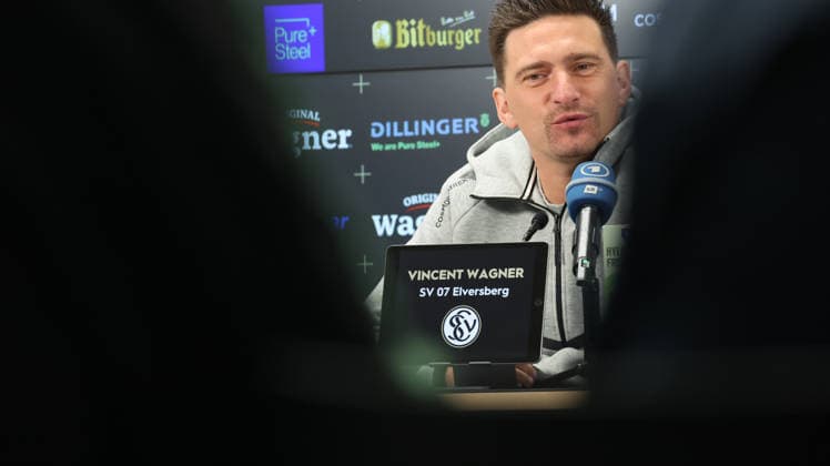 08.10.2026, xrekx, Fussball 1.Bundesliga , SV Elversberg - Pressekonferenz mit Vincent Wagner v.l. Vincent Wagner Trainer (SV 07 Elversberg) Elversberg