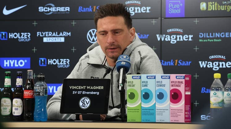 08.10.2026, xrekx, Fussball 1.Bundesliga , SV Elversberg - Pressekonferenz mit Vincent Wagner v.l. Vincent Wagner Trainer (SV 07 Elversberg) Elversberg
