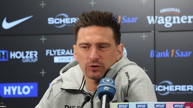 08.10.2026, xrekx, Fussball 1.Bundesliga , SV Elversberg - Pressekonferenz mit Vincent Wagner v.l. Vincent Wagner Trainer (SV 07 Elversberg) Elversberg